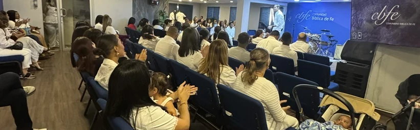 Culto de CBF con la congregación vestida de blanco