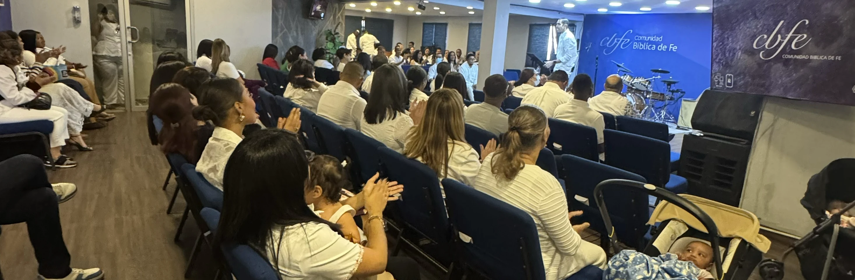 La congregación de Comunidad Bíblica de Fe durante un culto con el pastor Víctor Medina